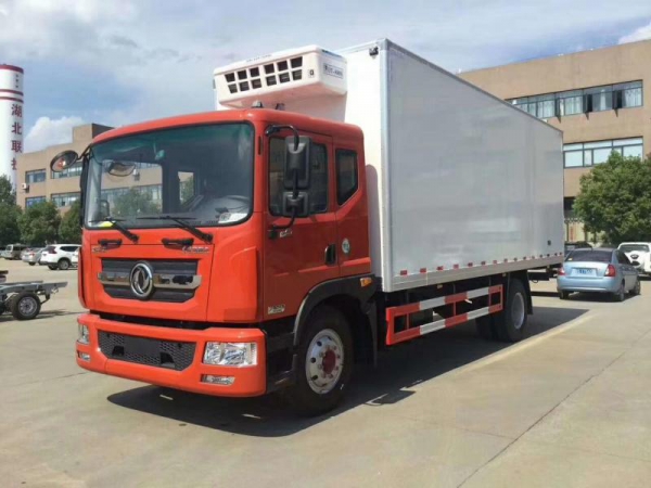 (7.68米）东风多利卡D9冷藏车